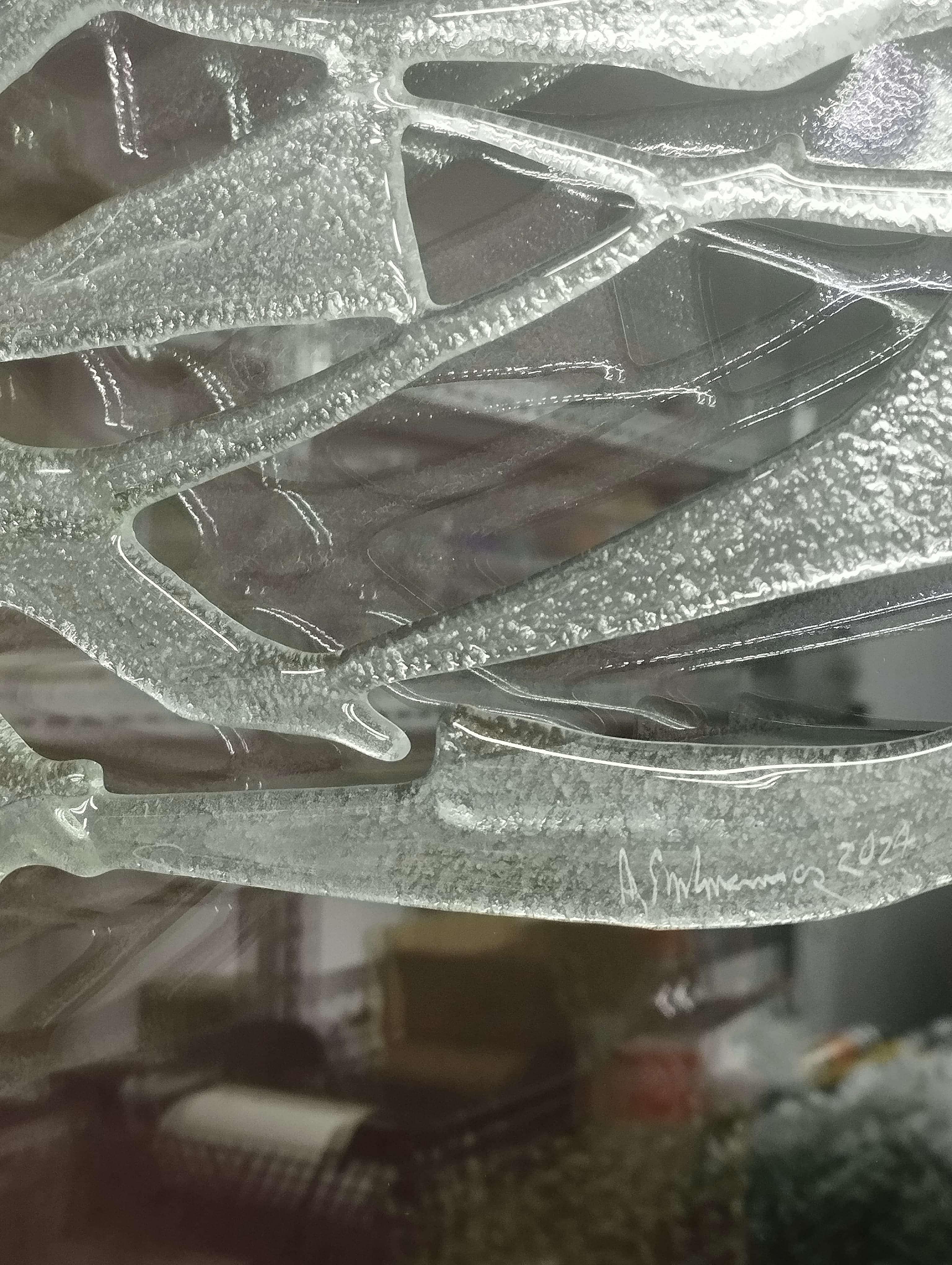 Szklana zazdrostka - możesz ją powiesić zamiast firanki. Szklany odpad stopiony w misterną szklaną siatkę.