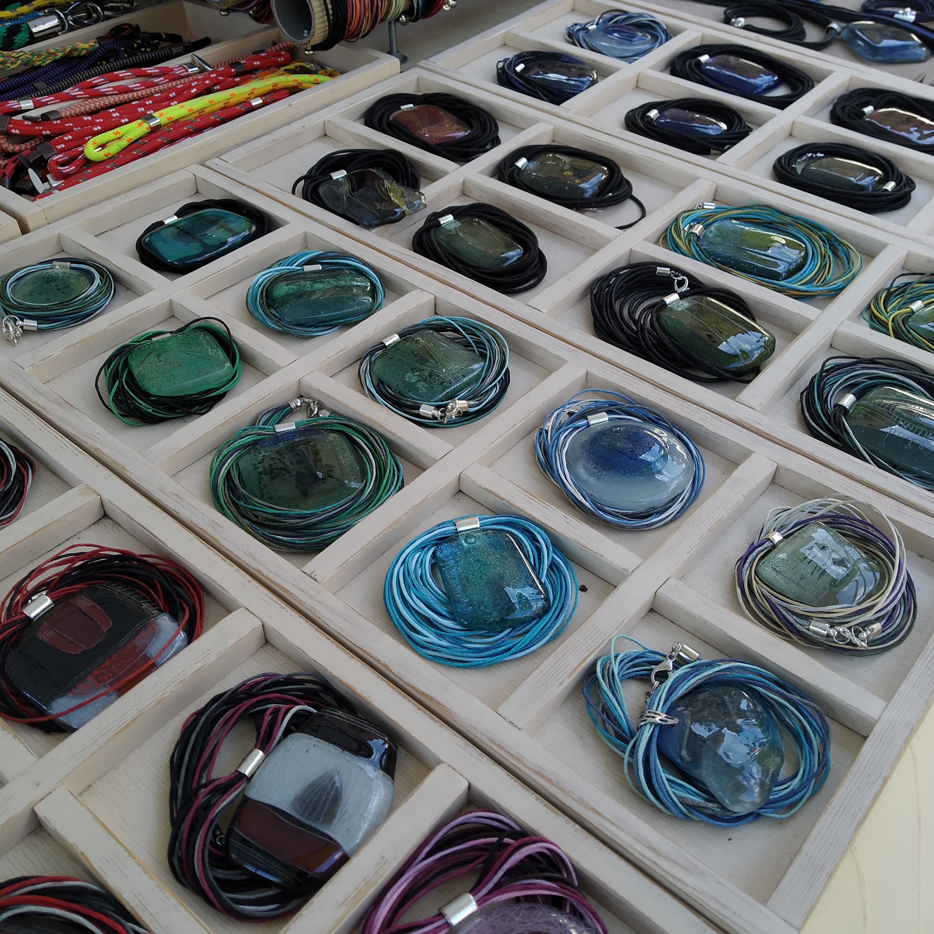 Niepowtarzalne szklane naszyjniki, wykonane z własnoręcznie barwionych skrawków szkła.