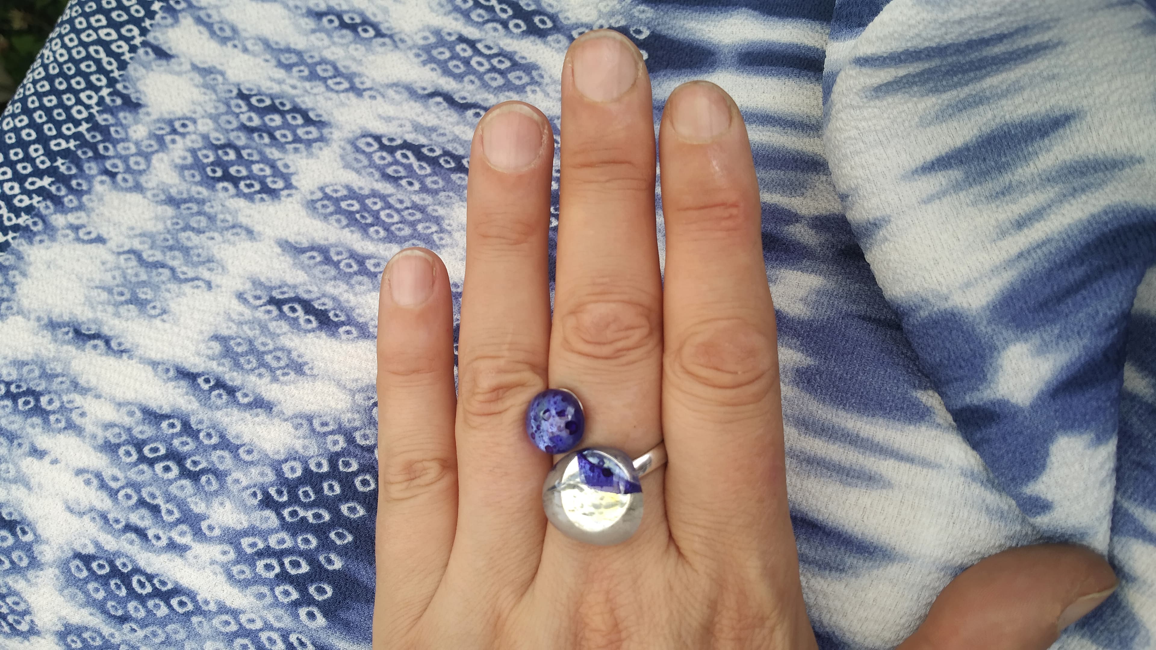 Szklane pierścienie cieszą się niesłabnącym powodzeniem. Poczynając od masywnych pierścieni a kończąc na delikatnych minimalistycznych pierścionkach. Wszystkie je łączy możliwość regulacji rozmiaru.