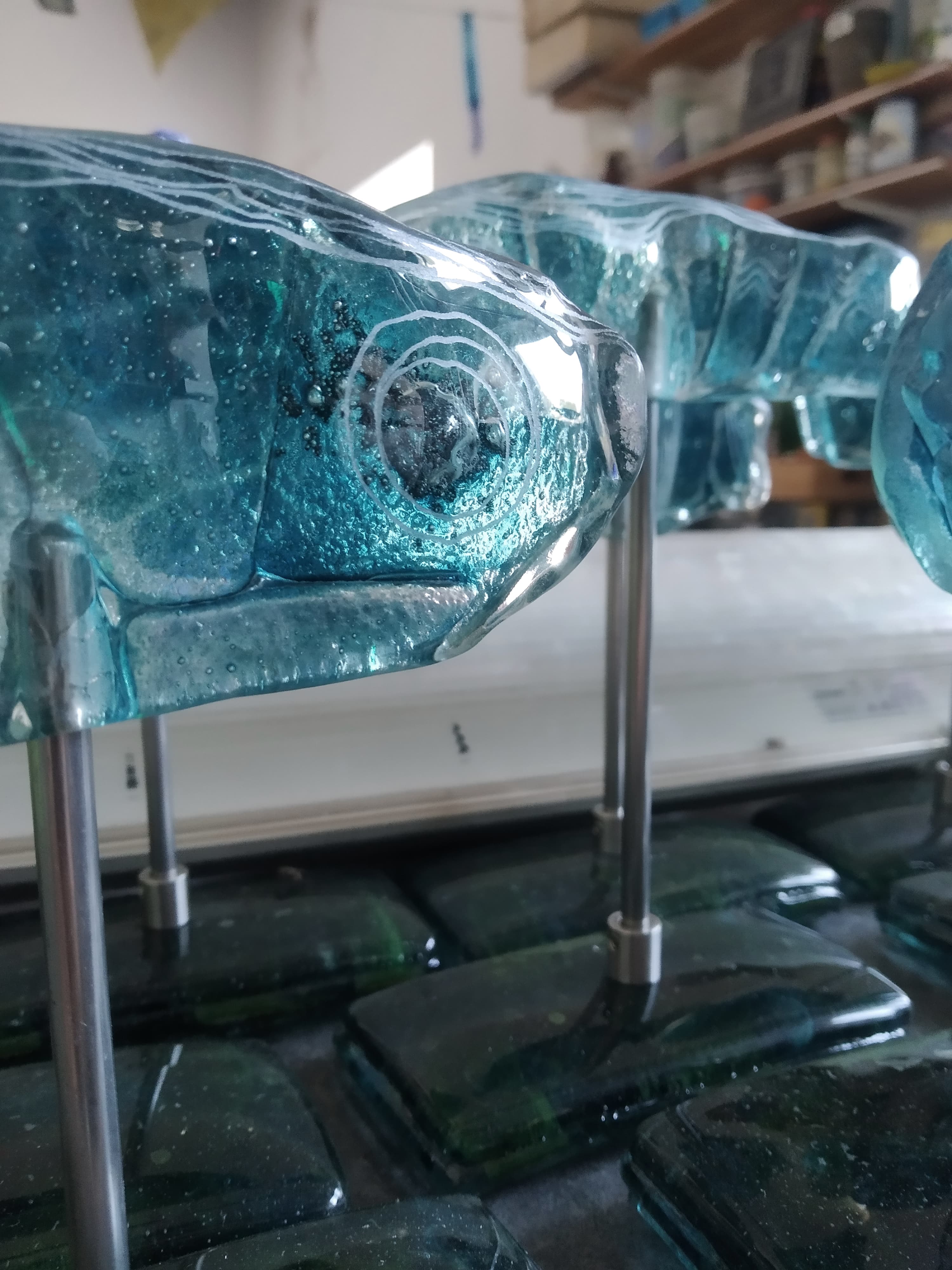 Niezwykle dekoracyjne ryby wykonane ze szkła z odzysku. To kiedyś były szklane panele z których można było stawiać ścianki działowe. Szkło barwione i przetopione w piecu.