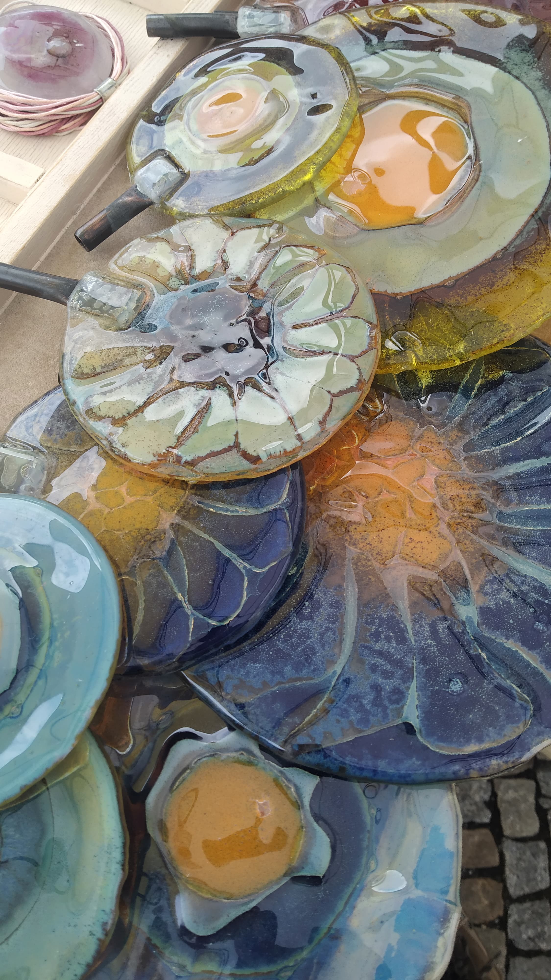 Szkło w ogrodzie - temat rzeka. To biżuteria dla twojego ogrodu, unikatowe szklane ozdoby ogrodowe.