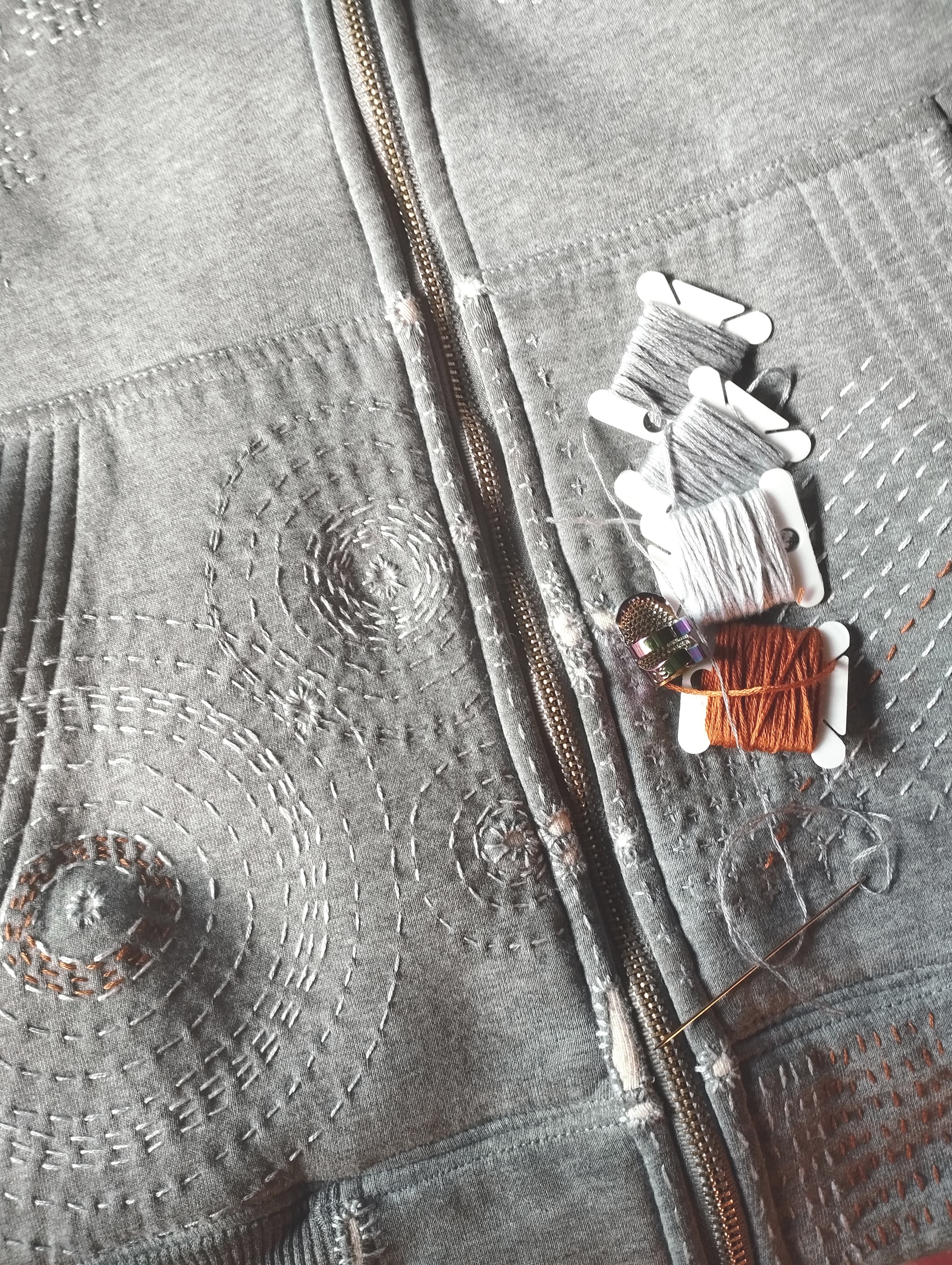 Cerowanie ubrań w japońskiej technice boro polega na podkreśleniu ubytków w tkaninie, używa się w tym celu dosyć grubej nici oraz często kontrastowych kolorów.