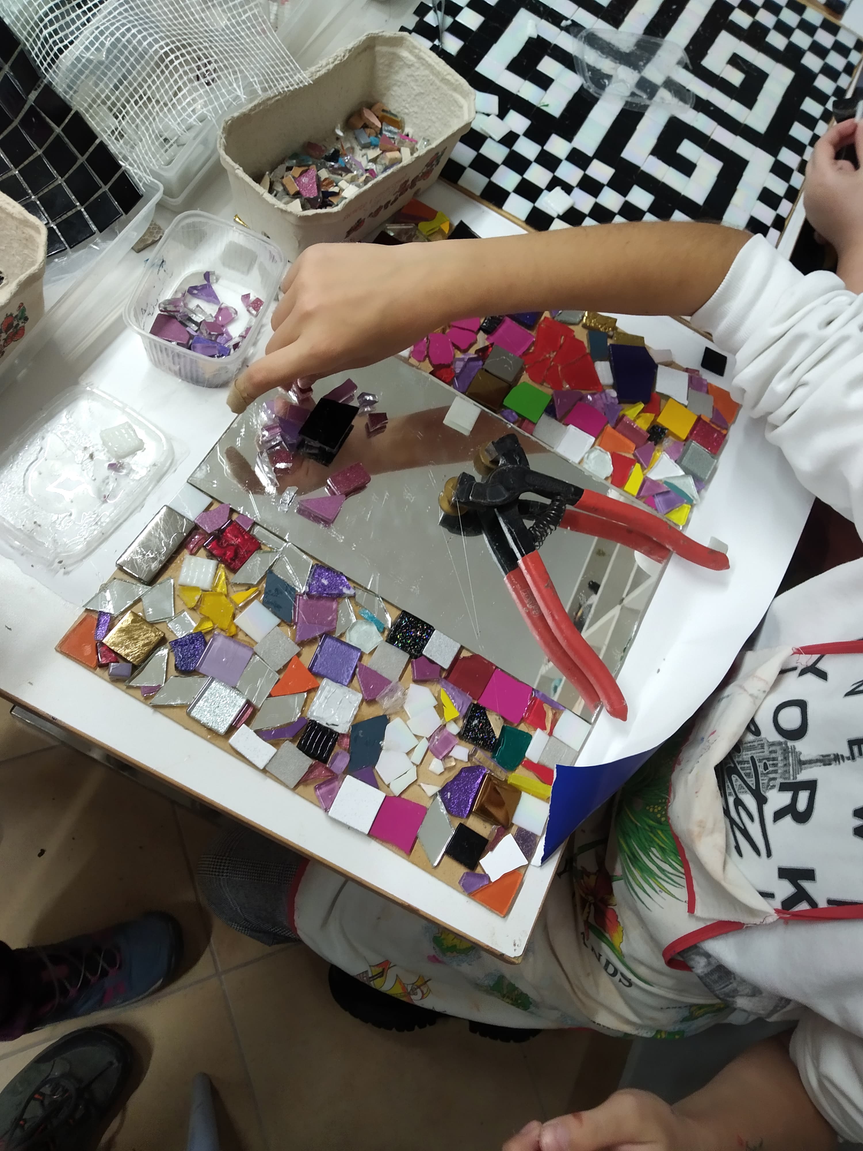 Praca w technice mozaiki pozwala na dowolną ekspresję twórczą, od dopracowanych formalnych wzorów, po spontaniczne ferie barw i form.