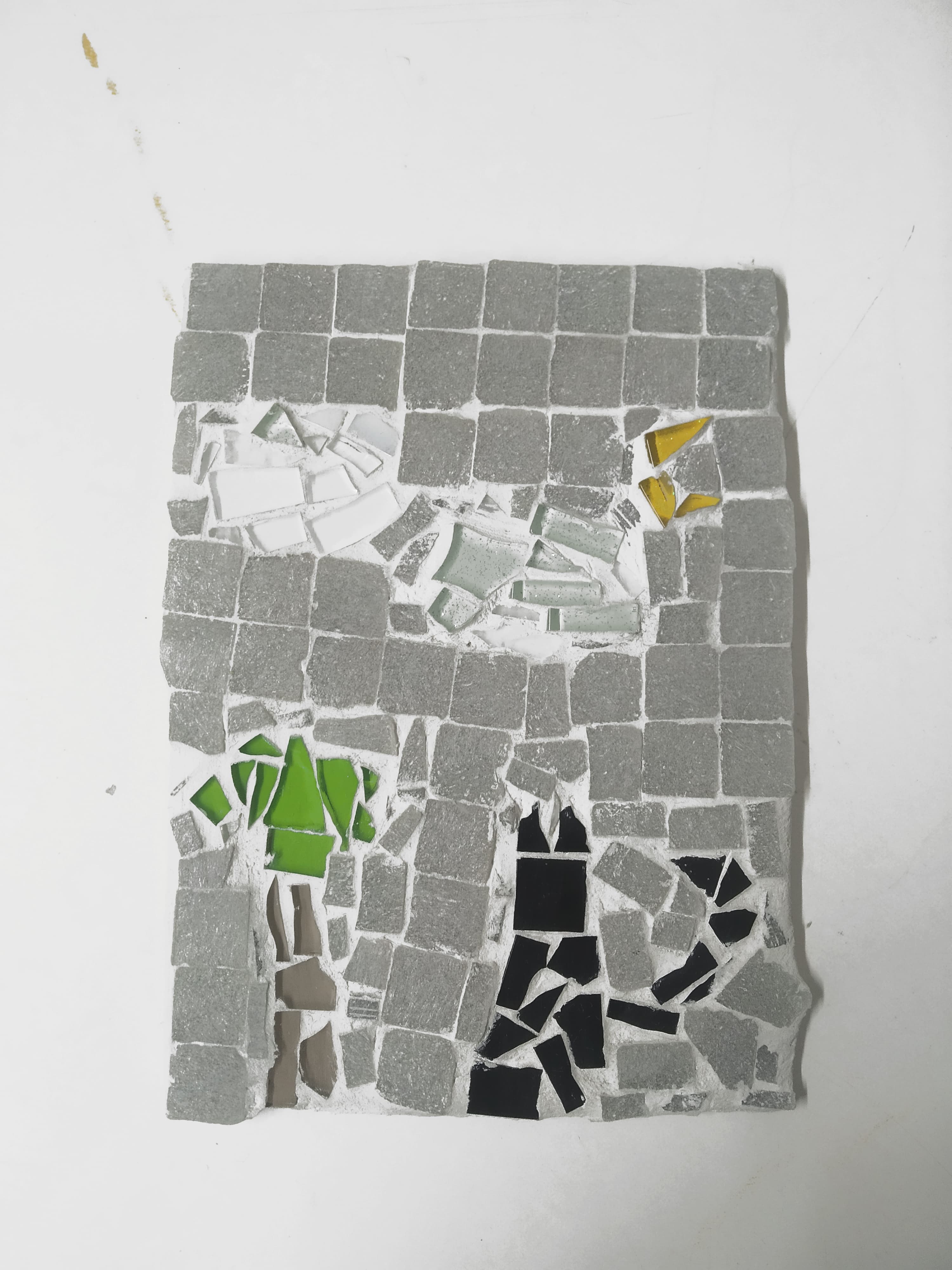 Tworzenie mozaiki może wydawać się zbyt trudną techniką dla dziecka. Nic bardziej mylnego, na moich zajęciach pojawiały się dzieci w wieku poniżej 5 lat.