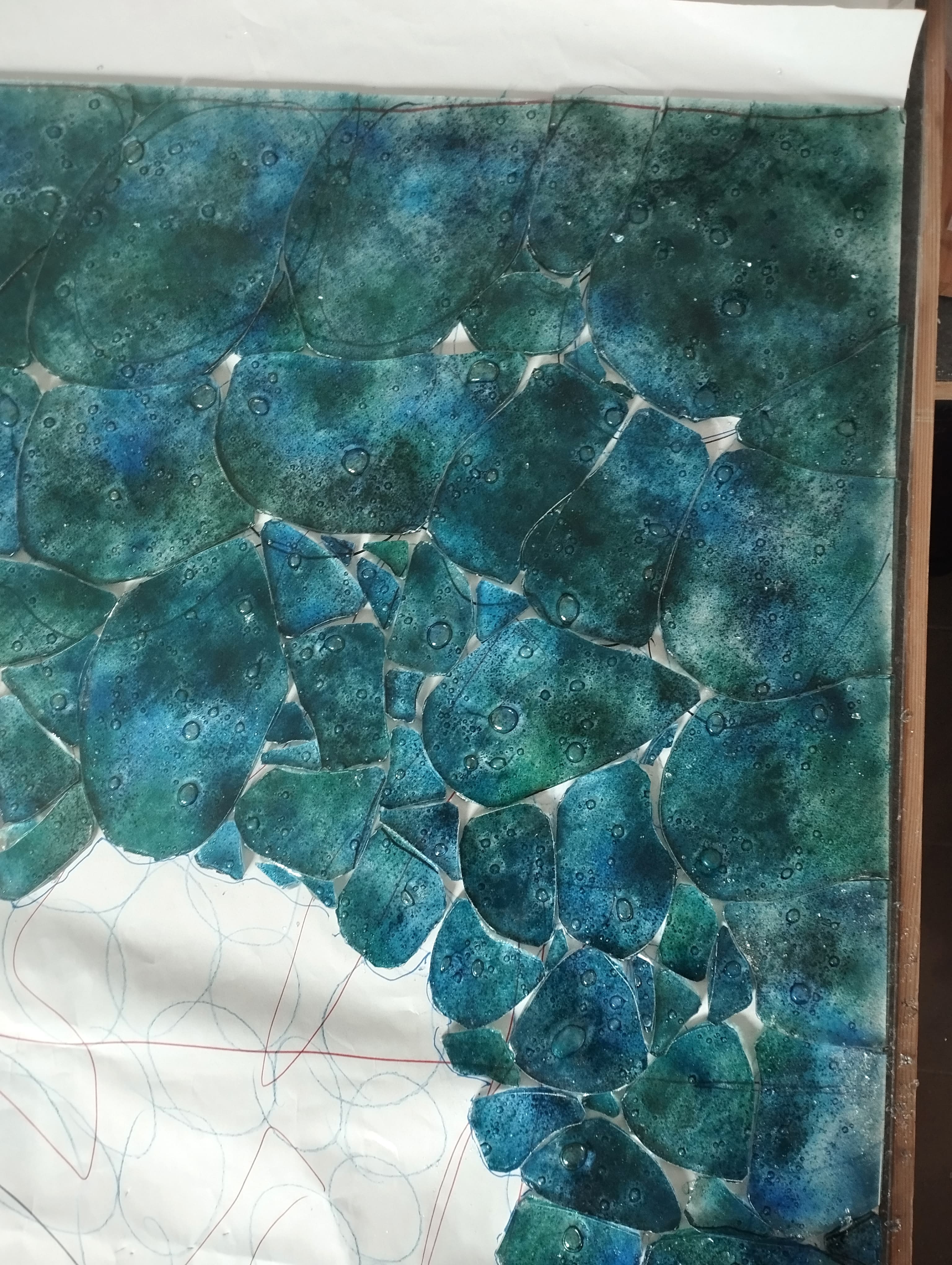 W tym mozaikowym przykładzie, to kształt szklanych elementów tworzy nieregularny wzór, kolor pozostaje bez zmian.